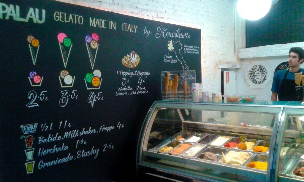Pizarra con la carta de helados italianos y precios en la heladería