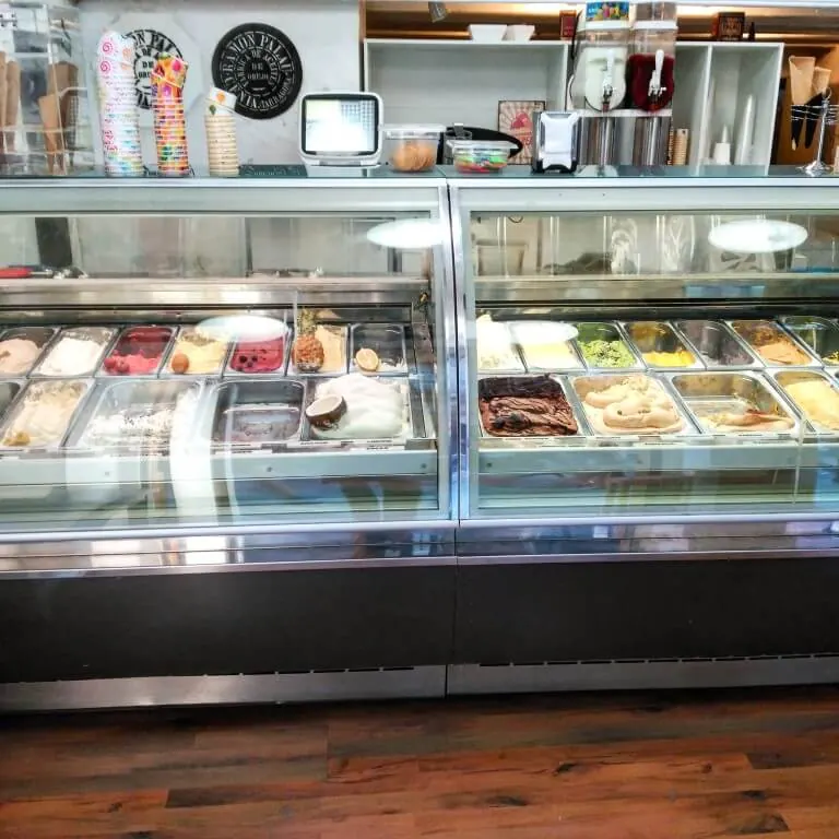 Expositor con todos los sabores de helado italiano de Gelateria La Palau