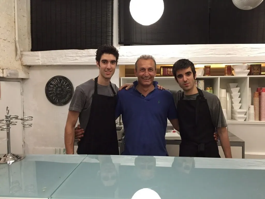 El equipo de Gelateria La Palau con Menodiciotto, el proveedor italiano de helados
