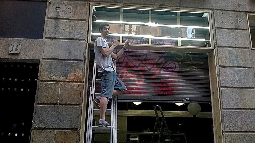 Instalación del cartel luminoso en la fachada