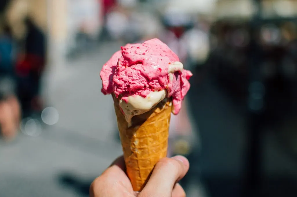 helado servido mal se esta deshaciendo