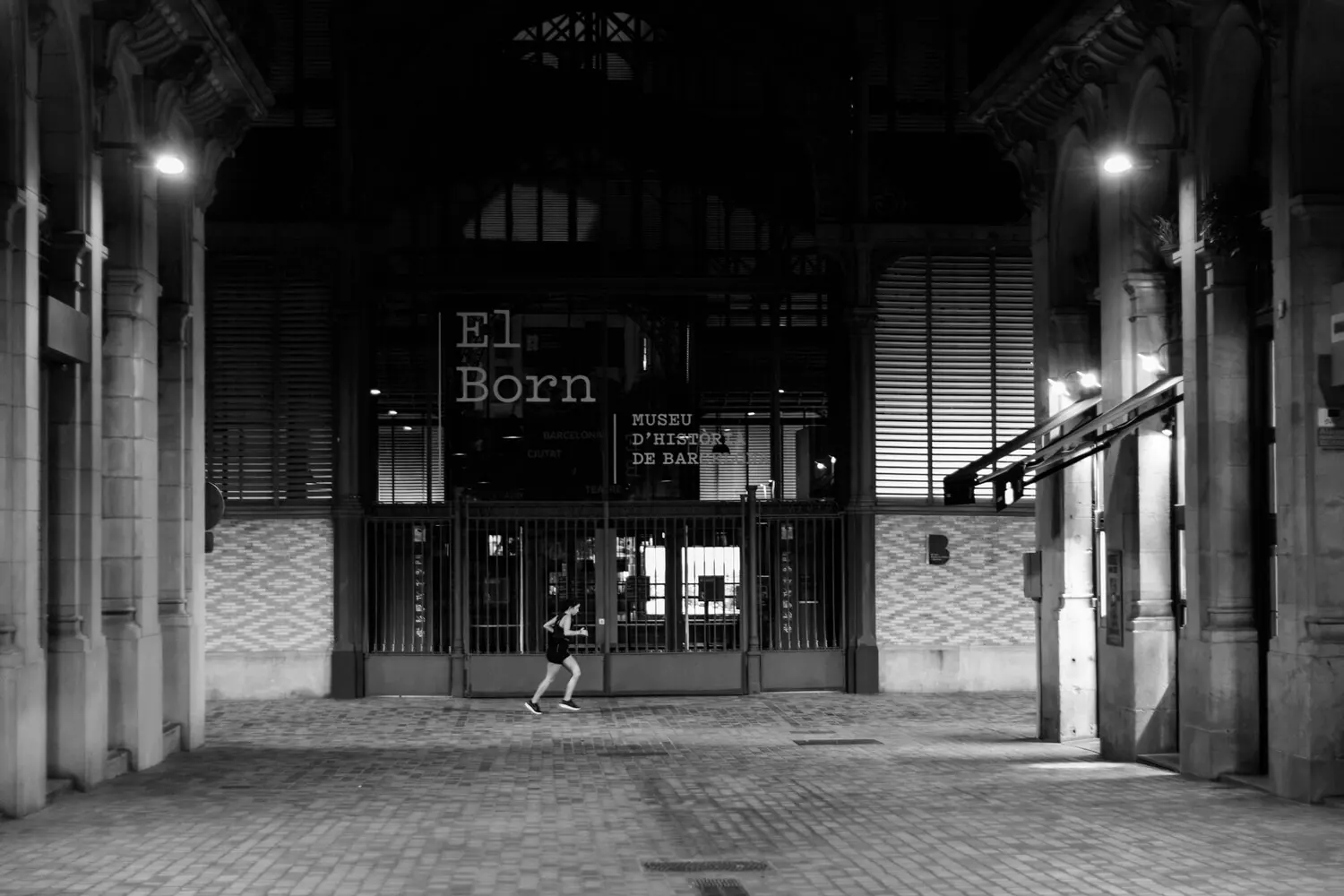 El Born Centre de Cultura de noche, en el barrio del Born de Barcelona