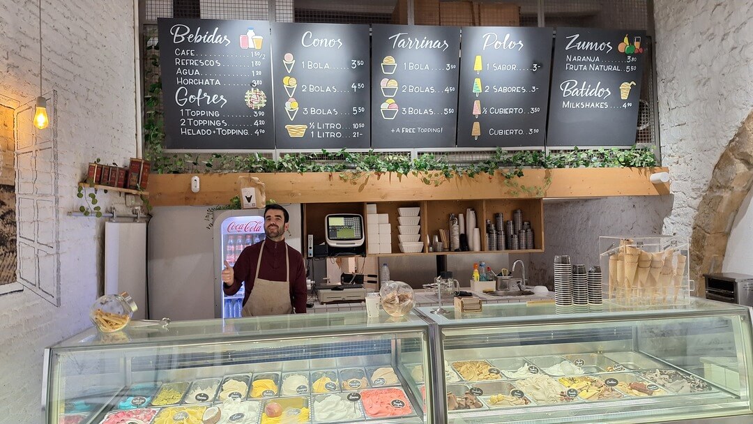 Mostrador de Gelateria La Palau con los gelatos artesanales en vitrina, Born Barcelona
