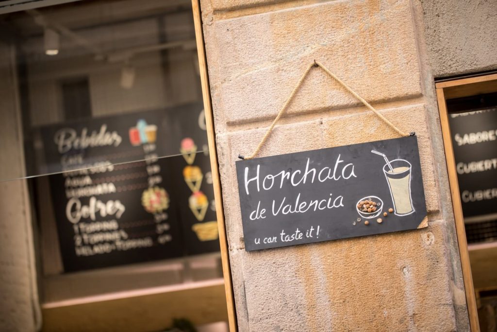 Cartel de Horchata de Valencia en la entrada de Gelateria La Palau, Barcelona