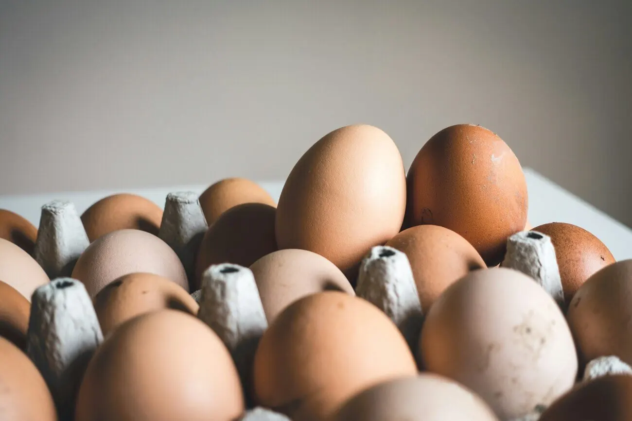 Huevos en un cartón: algunos helados llevan huevo, pero la mayoría no